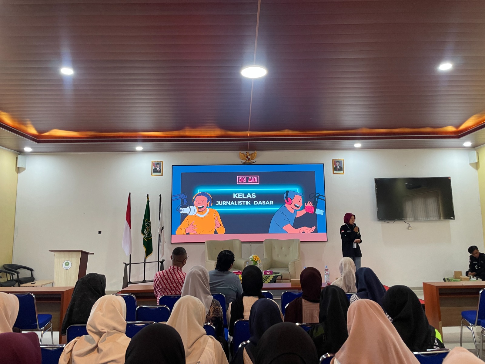 PWI Goes to Campus! Mahasiswa Universitas Nahdlatul Ulama Kebumen Dilatih Jadi Jurnalis dan News Anchor Handal